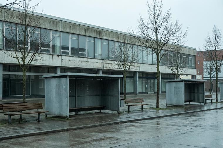 Innenstadtplatz mit Geschäftshaus