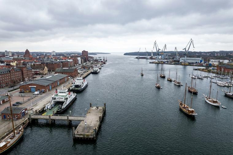 Blick über die Förde mit Stadtufer und Hafen