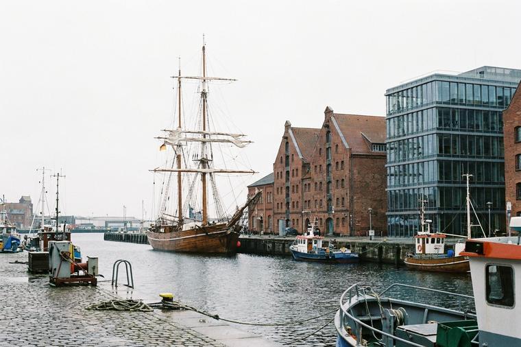 Hafenbecken mit Museumsschiff