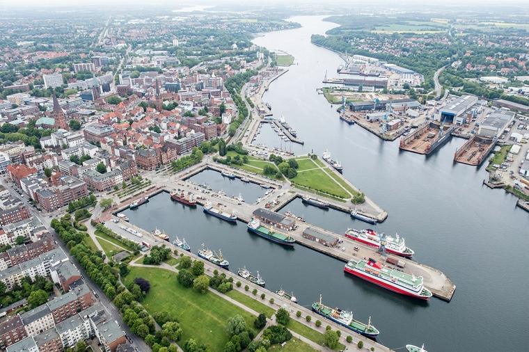 Luftbild einer Hafenstadt an der Förde