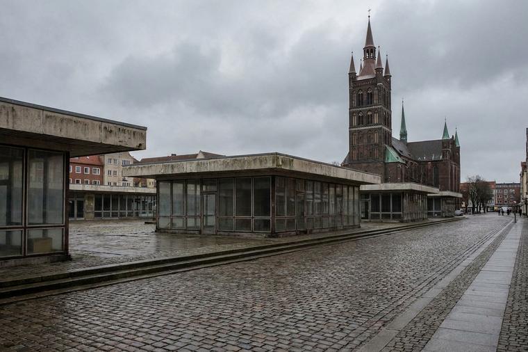 Marktplatz mit Pavillons und Kirchturm