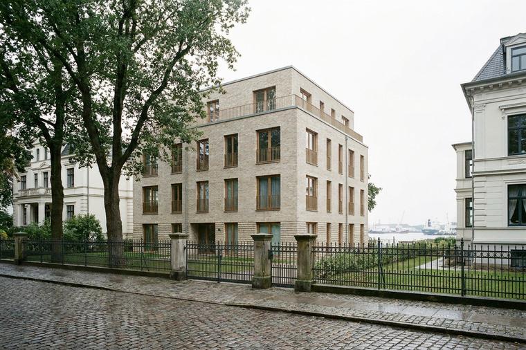 Neubau zwischen Altbauten in einem Park