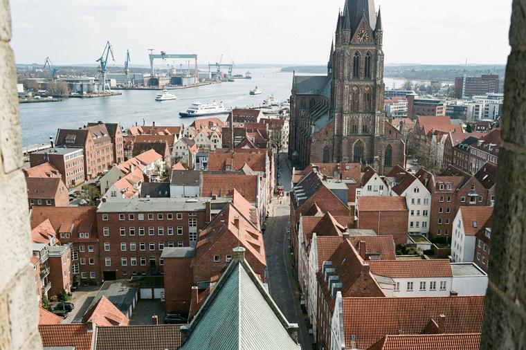 Blick über die Dächer der Innenstadt zur Förde