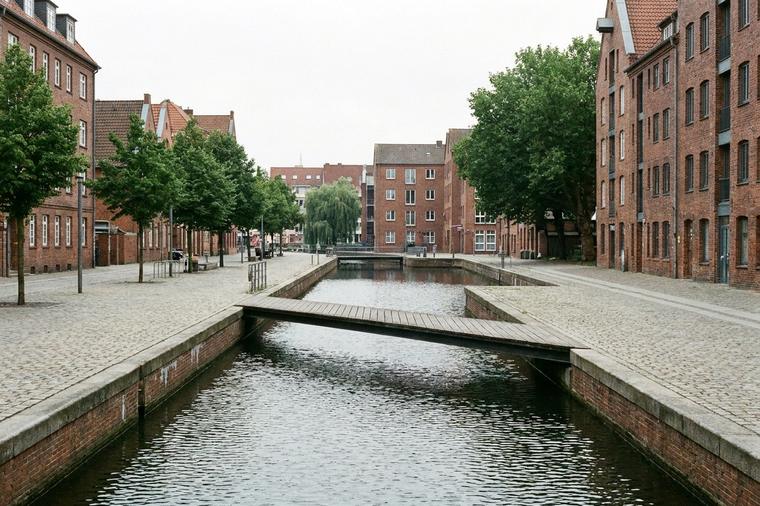Wasserbecken mit Steg in einer Innenstadt