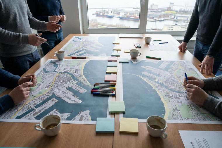 Planungswerkstatt mit Stadtplänen